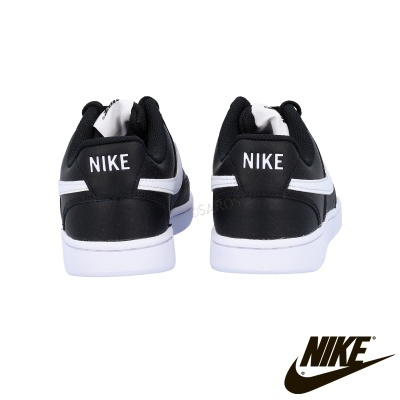 Ténis desportivos Nike pretos e brancos vistos de trás