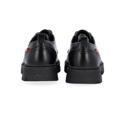 Sapatos pretos LEVIS vistos de trás com sola grossa