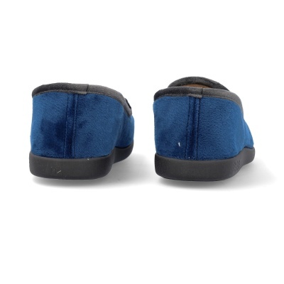 Ténis de casa azuis com sola preta vistos de trás