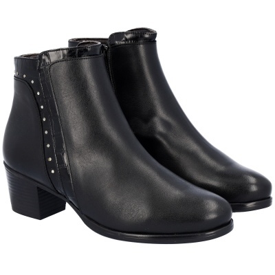 Botas pretas de cano curto com detalhes texturizados e tachas prateadas