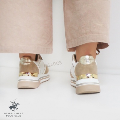 Ténis brancos e bege com detalhes dourados e bege em camurça vistos de trás