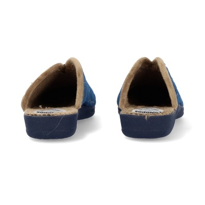 Par de chinelos azuis com interior castanho e sola preta vistos de trás