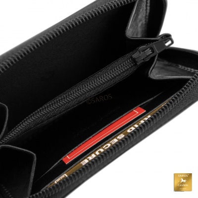 Carteira preta com fecho interior e etiquetas visíveis