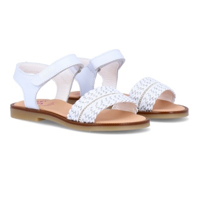 Sandálias brancas com tiras entrelaçadas e fecho de velcro
