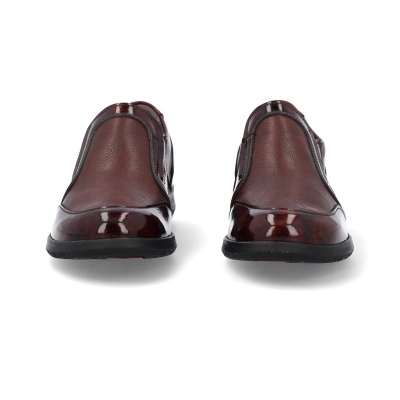 Sapatos masculinos castanhos em couro com acabamento brilhante, vista frontal.