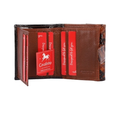 Carteira de pele castanha com compartimentos para cartões e etiquetas vermelhas