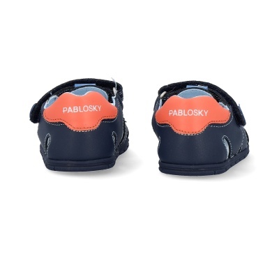 Sapatinhos azuis com detalhes laranja e fecho de velcro