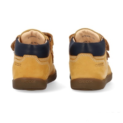Sapatos infantis Geox castanhos e pretos vistos de trás