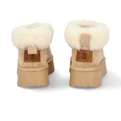 Botins camurça bege com pelo branco e sola alta