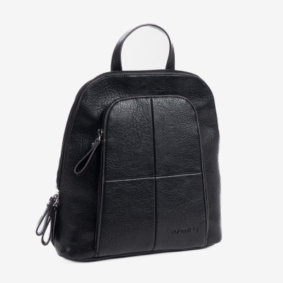 mochila preta em material imitação pele com bolso frontal e logo MARNYS