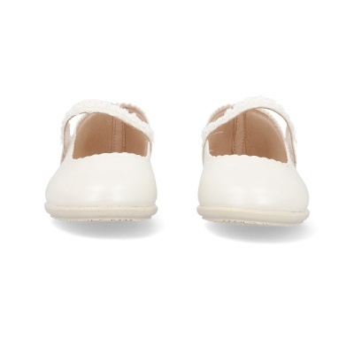 Sapatos infantis branco com correia decorada e piso antiderrapante
