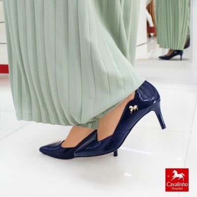 Sapatos femininos azul escuro com salto e logotipo de cavalo dourado