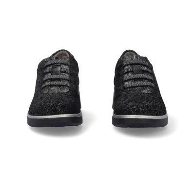 Par de sapatos pretos com textura padrão rachado e atacadores cinzentos com padrão zigzag.