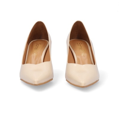 Sapatos de salto alto em couro bege com biqueira pontiaguda