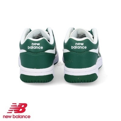 Tênis desportivo New Balance verdes e brancos visto de trás