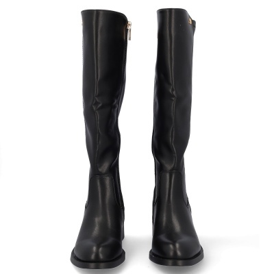 Botas altas pretas com fecho dourado lateral