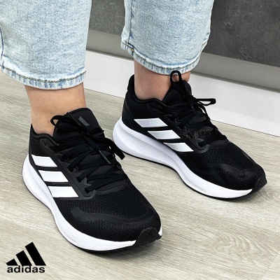 Sapatilhas Adidas pretas com riscas brancas e sola branca