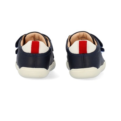 Sapatilhas infantis azuis com sola branca e detalhe vermelho