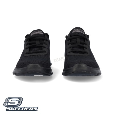 Sapatilhas pretas Skechers com etiqueta na língua e sola preta