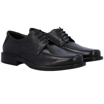 Sapatos sociais pretos de couro com cadarço e costura detalhada.