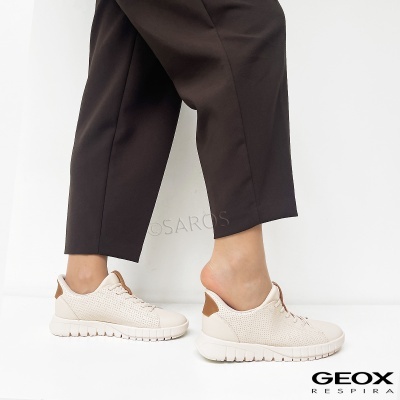 Ténis Geox feminino bege com detalhes castanhos em fundo branco.