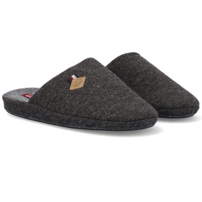 Chinelos de quarto cinza escuro para homem com etiqueta castanha e solado preto.