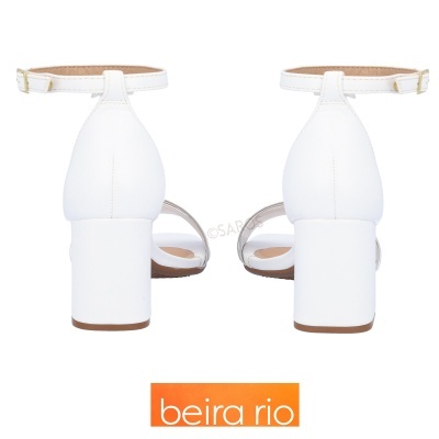 Sandálias brancas femininas com salto quadrado e tiras finas