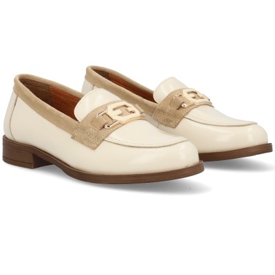 Mocassins creme com detalhes em camurça e fivela dourada