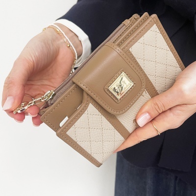 Carteira bege e castanha com textura acolchoada e fecho dourado com a palavra Cavalinho