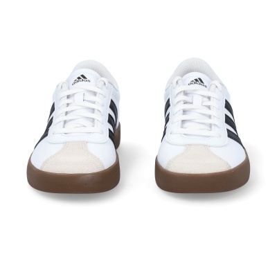 Par de sapatilhas Adidas brancas com riscas pretas e sola castanha