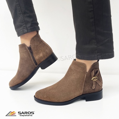 Botas castanhas em camurça com fecho lateral e detalhe de laço