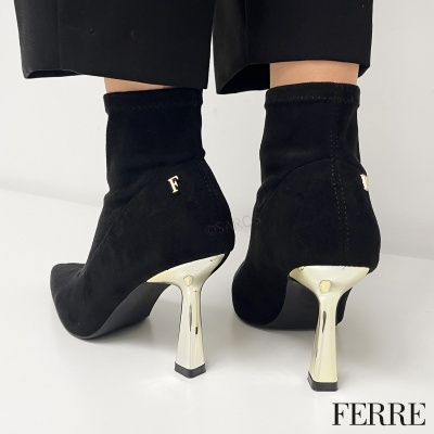 Botins pretos de salto alto com salto dourado e letra F dourada