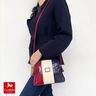 Mala de ombro Cavalinho bicolor vermelho creme e azul escuro com padrão pele de crocodilo.