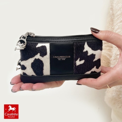 Carteira Cavalinho Club com padrão pele de vaca preto e branco