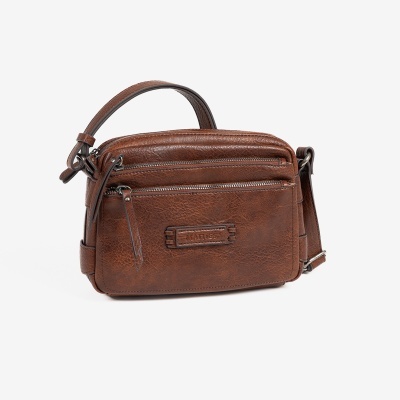 Bolsa de mão em pele castanha com fechos metálicos e alça ajustável