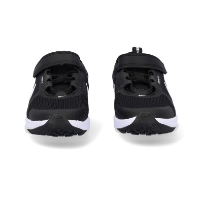 Par de sapatilhas de desporto pretas com branco e fecho de velcro