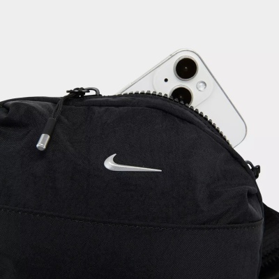 Bolsa preta da Nike com telemóvel branco a sair do fecho