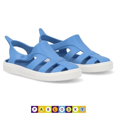 Sandálias azuis com sola branca e tiras largas