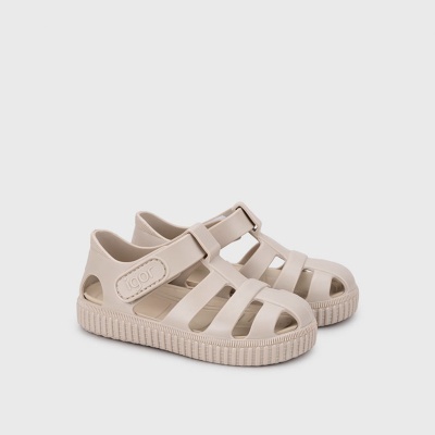 Sandálias de borracha bege com fecho em velcro e sola antiderrapante