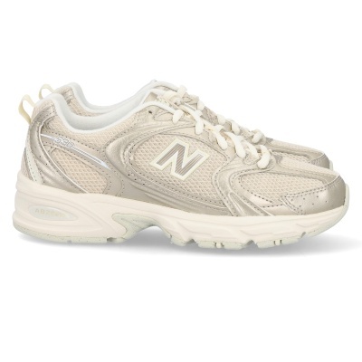 Sapatilhas New Balance 530 bege com malha e couro e sola branca.