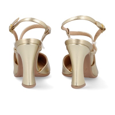 Sandálias douradas de salto alto vistas de trás