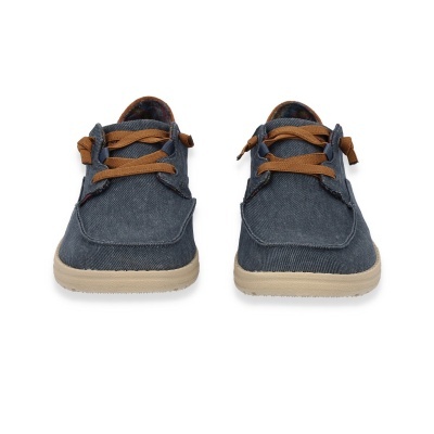 Sapatos casuais azul escuro com atacadores castanhos e sola branca