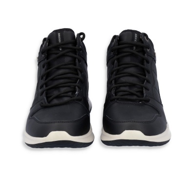 Par de sapatilhas pretas com sola branca e atacadores pretos