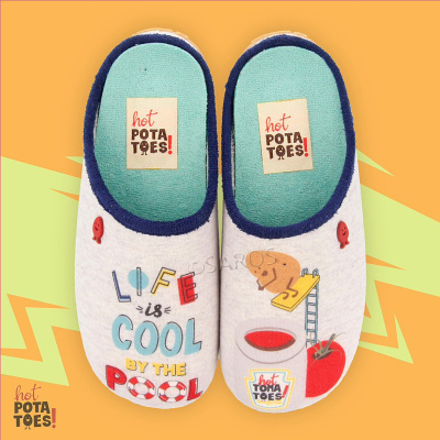 Chinelos brancos com estampas coloridas e texto, fundo amarelo e verde