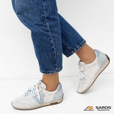 Ténis de senhora cinza claro com detalhes azul claro usados com jeans azul