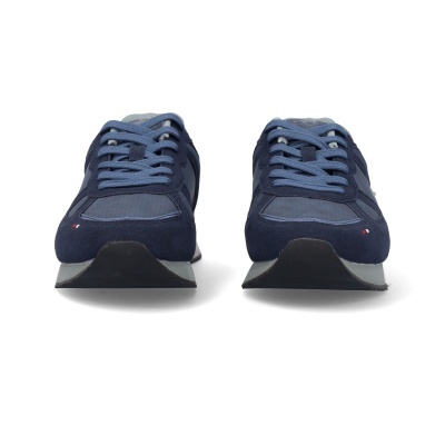 Ténis desportivos azuis escuros com atacadores azuis claros em fundo branco