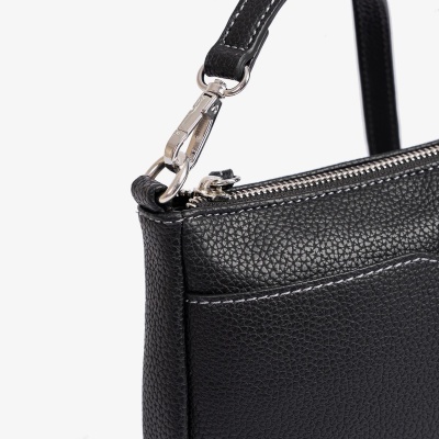 Mala preta de textura granulada com fecho metálico e alça preta com costura branca.