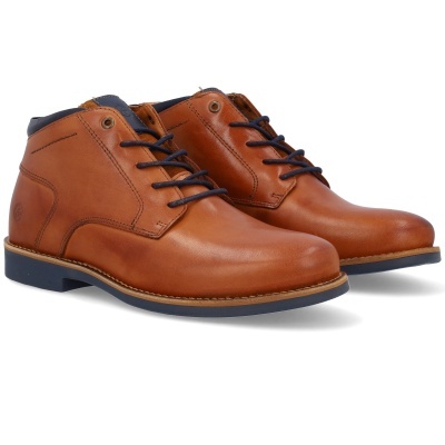 Botins masculinos em pele castanha com atacadores azuis escuros e sola azul escura sobre fundo branco