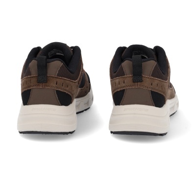 Sapatilhas castanhas e pretas vistas de trás com sola branca