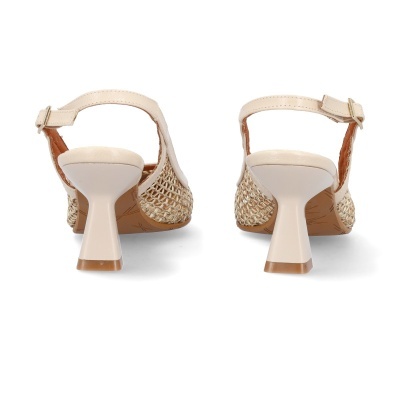 Sandálias femininas creme com salto médio e acabamento trançado, vista de trás